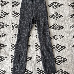 ✨ Lululemon Women’s Camo Leggings – Sleek & Supportive ✨